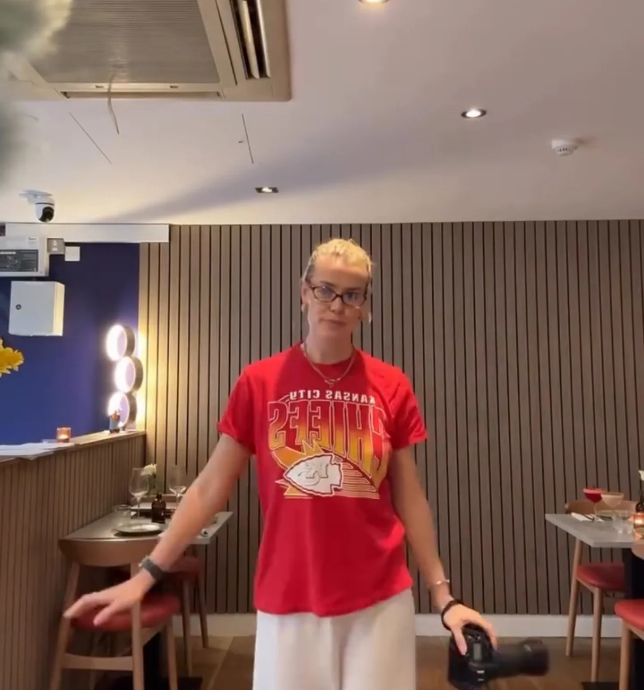 JUNKFOOD Kansas City Chiefs T-Shirt as seen on Taylor Swift - Image 4